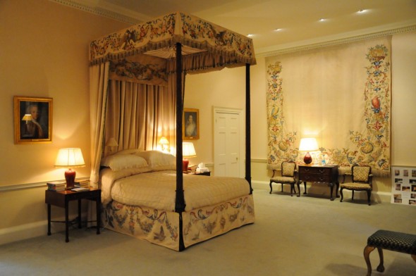 Ugbrooke Park Ugbrooke Park - four-poster bedroom
