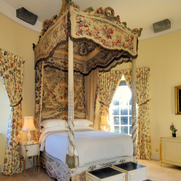 Inveraray Castle - four-poster bedroom